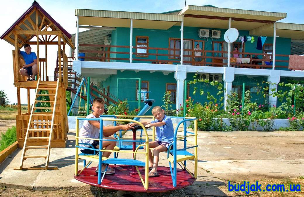 2 Детская площадка на базе отдыха «Тихая гавань». Курорт Рассейка